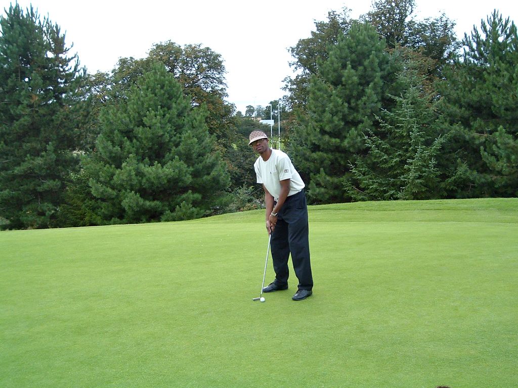 Jabunong putting on the green at Stockwood Park, 2004